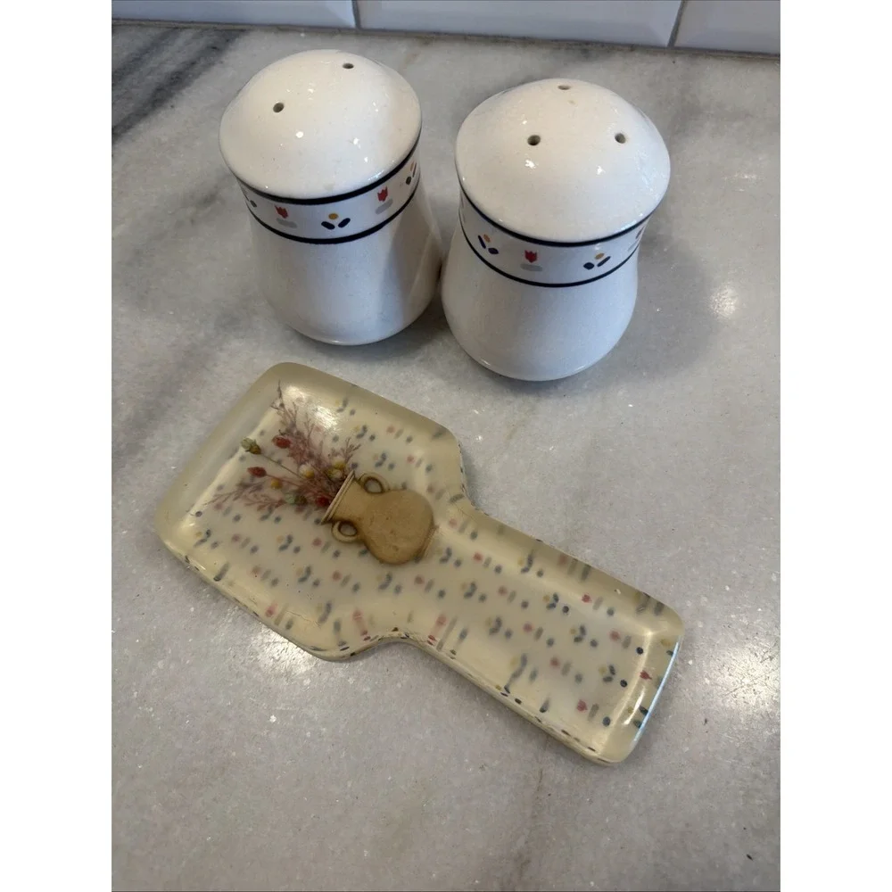 Vintage JCPenney country borders s&p shaker's With Matching Acrylic Spoon‎ Rest